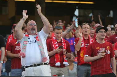 New York - 24 Temmuz 2019: Liverpool futbol taraftarları, New York'taki Yankees Stadyumu'nda oynanan 2019 Western Union Cup maçında Sporting Cp'ye karşı Liverpool Fc'yi destekliyor