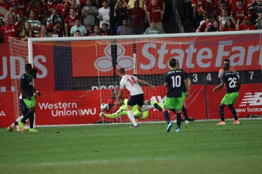 New York - 24 Temmuz 2019: Liverpool Fc'den Orta saha oyuncusu Jordan Henderson (14), New York Yankees Stadyumu'nda oynanan 2019 Western Union Cup maçında Sporting Cp ile oynanan maçta forma giydi.