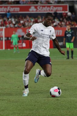 New York - 24 Temmuz 2019: Liverpool Fc'den orta saha oyuncusu Georginio Wijnaldum (5), New York Yankees Stadyumu'nda oynanan 2019 Western Union Cup maçında Sporting Cp'ye karşı mücadele ediyor.