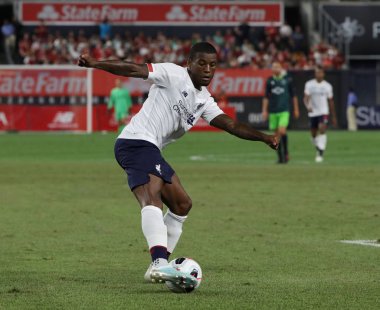 New York - 24 Temmuz 2019: Liverpool Fc'den orta saha oyuncusu Georginio Wijnaldum (5), New York Yankees Stadyumu'nda oynanan 2019 Western Union Cup maçında Sporting Cp'ye karşı mücadele ediyor.