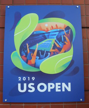 New York - 19 Ağustos 2019: 2019 Abd Açık afişi New York'taki Billie Jean King Ulusal Tenis Merkezi'nde sergileniyor