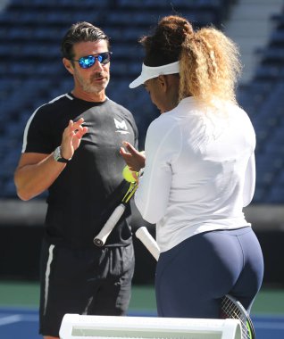 New York - 20 Ağustos 2019: Grand Slam şampiyonu Serena Williams, Billie Jean King Ulusal Tenis Merkezi'nde düzenlenen 2019 Abd Açık antrenmanı sırasında koçu Patrick Mouratoglou ile birlikte