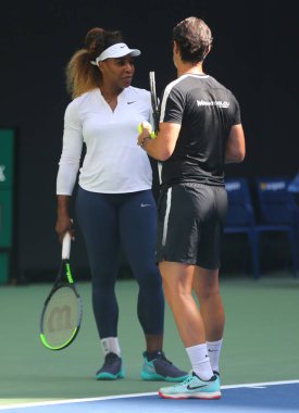 New York - 20 Ağustos 2019: Grand Slam şampiyonu Serena Williams, Billie Jean King Ulusal Tenis Merkezi'nde düzenlenen 2019 Abd Açık antrenmanı sırasında koçu Patrick Mouratoglou ile birlikte