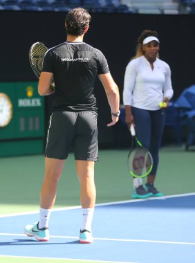 New York - 20 Ağustos 2019: Grand Slam şampiyonu Serena Williams, Billie Jean King Ulusal Tenis Merkezi'nde düzenlenen 2019 Abd Açık antrenmanı sırasında koçu Patrick Mouratoglou ile birlikte