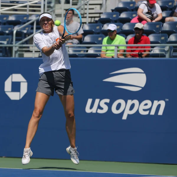 ニューヨーク 2019年8月20日 5回のグランドスラムチャンピオンマリア シャラポワは ニューヨークのビリー ジーン キング国立テニスセンターで2019年のUsオープンに向けて練習します — ストック写真