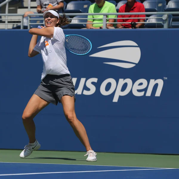 ニューヨーク 2019年8月20日 5回のグランドスラムチャンピオンマリア シャラポワは ニューヨークのビリー ジーン キング国立テニスセンターで2019年のUsオープンに向けて練習します — ストック写真