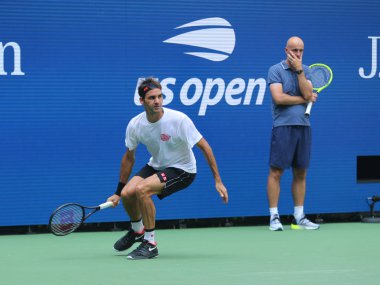 New York - 22 Ağustos 2019: 20 kez Grand Slam şampiyonu İsviçreli Roger Federer, billie Jean King Ulusal Tenis Merkezi'nde 2019 Abd Açık'ta antrenörü Ivan Ljubiciç ile antrenmanyapıyor