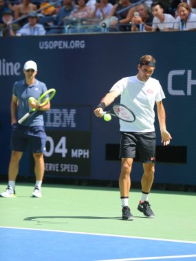 New York - 22 Ağustos 2019: 20 kez Grand Slam şampiyonu İsviçreli Roger Federer, billie Jean King Ulusal Tenis Merkezi'nde 2019 Abd Açık'ta antrenörü Ivan Ljubiciç ile antrenmanyapıyor
