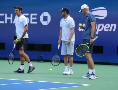 New York - 22 Ağustos 2019: 20 kez Grand Slam şampiyonu İsviçreli Roger Federer, billie Jean King Ulusal Tenis Merkezi'nde 2019 Abd Açık'ta antrenörü Ivan Ljubiciç ile antrenmanyapıyor
