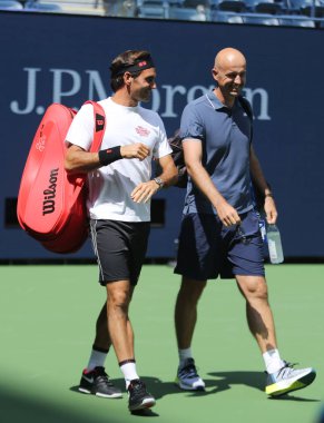New York - 22 Ağustos 2019: 20 kez Grand Slam şampiyonu İsviçreli Roger Federer, antrenörü Ivan Ljubiciç ile Billie Jean King Ulusal Tenis Merkezi'nde 2019 Abd Açık antrenmanı öncesinde