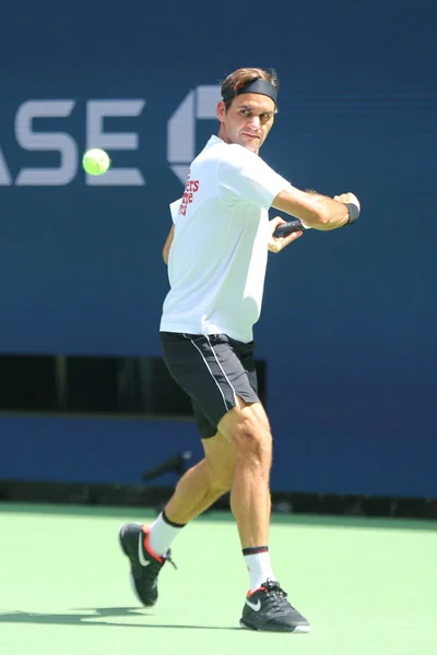 2019年8月22日 20次大满贯冠军 瑞士的罗杰 费德勒在比利 金国家网球中心参加2019年美国网球公开赛 — 图库照片