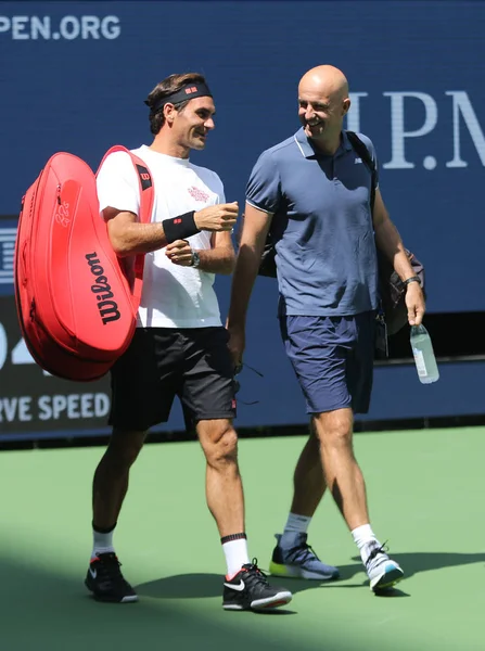 ニューヨーク 2019年8月22日 20回のグランドスラムチャンピオンロジャー フェデラーは ビリー ジーン キング国立テニスセンターで2019 Usオープンの練習前にコーチのイワン リュビッチと一緒にスイスのロジャー フェデラー — ストック写真