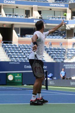 New York - 22 Ağustos 2019: 20 kez Grand Slam şampiyonu İsviçreli Roger Federer, Billie Jean King Ulusal Tenis Merkezi'nde düzenlenen 2019 Abd Açık'ta