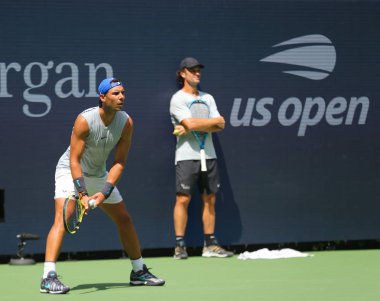 New York - 20 Ağustos 2019: 18 kez Grand Slam şampiyonu İspanyol Rafael Nadal, antrenörü Carlos Moya ile Billie Jean King Ulusal Tenis Merkezi'nde düzenlenen 2019 Abd Açık'ta