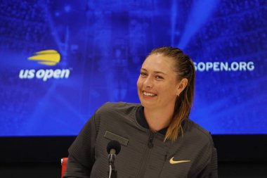 New York - 26 Ağustos 2019: 2019 Abd Açık ilk tur maçında Serena Williams'a yenildikten sonra basın toplantısında beş kez Grand Slam Şampiyonu Rusya'nın Grand Slam Şampiyonu Maria Sharapova