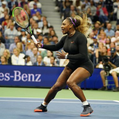 NEW YORK - 26 AĞUSTOS 2019: Grand Slam şampiyonu Serena Williams, Billie Jean King Ulusal Tenis Merkezi 'nde Maria Sharapova' ya karşı oynanan ilk tur maçında     