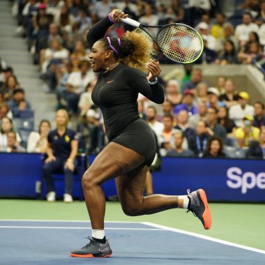 NEW YORK - 26 AĞUSTOS 2019: Grand Slam şampiyonu Serena Williams, Billie Jean King Ulusal Tenis Merkezi 'nde Maria Sharapova' ya karşı oynanan ilk tur maçında     