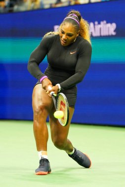 NEW YORK - 26 AĞUSTOS 2019: Grand Slam şampiyonu Serena Williams, Billie Jean King Ulusal Tenis Merkezi 'nde Maria Sharapova' ya karşı oynanan ilk tur maçında     