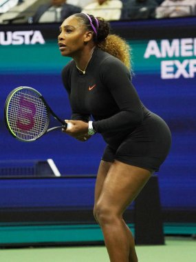 NEW YORK - 26 AĞUSTOS 2019: Grand Slam şampiyonu Serena Williams, Billie Jean King Ulusal Tenis Merkezi 'nde Maria Sharapova' ya karşı oynanan ilk tur maçında     
