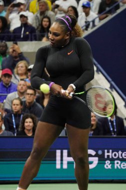 NEW YORK - 26 AĞUSTOS 2019: Grand Slam şampiyonu Serena Williams, Billie Jean King Ulusal Tenis Merkezi 'nde Maria Sharapova' ya karşı oynanan ilk tur maçında     