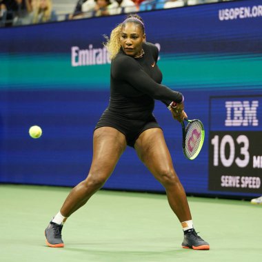 NEW YORK - 26 AĞUSTOS 2019: Grand Slam şampiyonu Serena Williams, Billie Jean King Ulusal Tenis Merkezi 'nde Maria Sharapova' ya karşı oynanan ilk tur maçında     