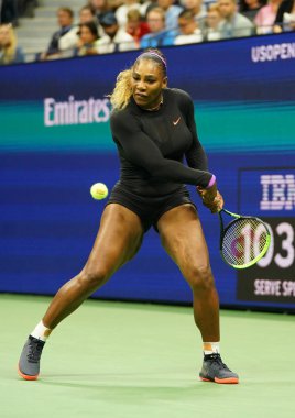NEW YORK - 26 AĞUSTOS 2019: Grand Slam şampiyonu Serena Williams, Billie Jean King Ulusal Tenis Merkezi 'nde Maria Sharapova' ya karşı oynanan ilk tur maçında     