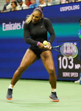 NEW YORK - 26 AĞUSTOS 2019: Grand Slam şampiyonu Serena Williams, Billie Jean King Ulusal Tenis Merkezi 'nde Maria Sharapova' ya karşı oynanan ilk tur maçında     