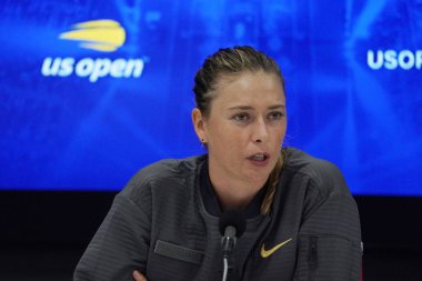 New York - 26 Ağustos 2019: 2019 Abd Açık ilk tur maçında Serena Williams'a yenildikten sonra basın toplantısında beş kez Grand Slam Şampiyonu Rusya'nın Grand Slam Şampiyonu Maria Sharapova