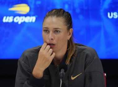 New York - 26 Ağustos 2019: 2019 Abd Açık ilk tur maçında Serena Williams'a yenildikten sonra basın toplantısında beş kez Grand Slam Şampiyonu Rusya'nın Grand Slam Şampiyonu Maria Sharapova
