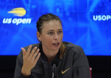 New York - 26 Ağustos 2019: 2019 Abd Açık ilk tur maçında Serena Williams'a yenildikten sonra basın toplantısında beş kez Grand Slam Şampiyonu Rusya'nın Grand Slam Şampiyonu Maria Sharapova