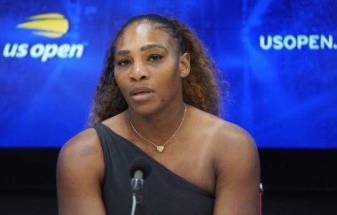 New York - 26 Ağustos 2019: Grand Slam Şampiyonu SERENA Williams, 2019 ABD Açık ilk tur maçında Rusya'nın Maria Sharapova'sını yendikten sonra düzenlediği basın toplantısında