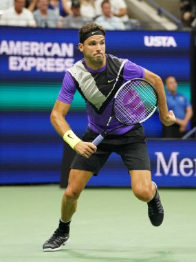 New York - 3 Eylül 2019: 20 kez Grand Slam şampiyonu Roger Federer ile oynanan 2019 ABD Açık çeyrek final maçında Bulgar profesyonel tenisçi Grigor Dimitrov 