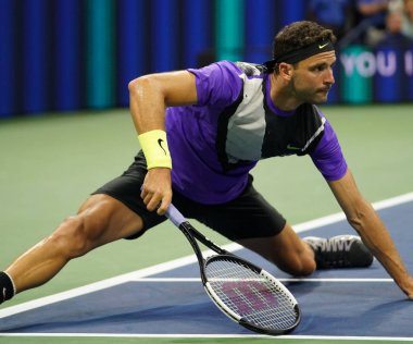New York - 3 Eylül 2019: 20 kez Grand Slam şampiyonu Roger Federer ile oynanan 2019 ABD Açık çeyrek final maçında Bulgar profesyonel tenisçi Grigor Dimitrov 