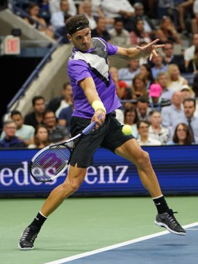 New York - 3 Eylül 2019: 20 kez Grand Slam şampiyonu Roger Federer ile oynanan 2019 ABD Açık çeyrek final maçında Bulgar profesyonel tenisçi Grigor Dimitrov 