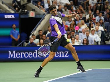 New York - 3 Eylül 2019: 20 kez Grand Slam şampiyonu Roger Federer ile oynanan 2019 ABD Açık çeyrek final maçında Bulgar profesyonel tenisçi Grigor Dimitrov 