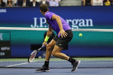 New York - 3 Eylül 2019: 20 kez Grand Slam şampiyonu Roger Federer ile oynanan 2019 ABD Açık çeyrek final maçında Bulgar profesyonel tenisçi Grigor Dimitrov 