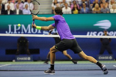 New York - 3 Eylül 2019: 20 kez Grand Slam şampiyonu Roger Federer ile oynanan 2019 ABD Açık çeyrek final maçında Bulgar profesyonel tenisçi Grigor Dimitrov 