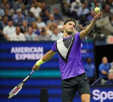 New York - 3 Eylül 2019: 20 kez Grand Slam şampiyonu Roger Federer ile oynanan 2019 ABD Açık çeyrek final maçında Bulgar profesyonel tenisçi Grigor Dimitrov 