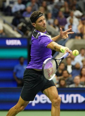 New York - 3 Eylül 2019: 20 kez Grand Slam şampiyonu Roger Federer ile oynanan 2019 ABD Açık çeyrek final maçında Bulgar profesyonel tenisçi Grigor Dimitrov 