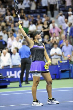 New York - 4 Eylül 2019: Kanada'dan profesyonel tenisçi Bianca Andreescu, New York'taki Billie Jean King Ulusal Tenis Merkezi'nde oynanan 2019 ABD Açık çeyrek final maçının ardından zaferini kutladı