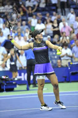 New York - 4 Eylül 2019: Kanada'dan profesyonel tenisçi Bianca Andreescu, New York'taki Billie Jean King Ulusal Tenis Merkezi'nde oynanan 2019 ABD Açık çeyrek final maçının ardından zaferini kutladı