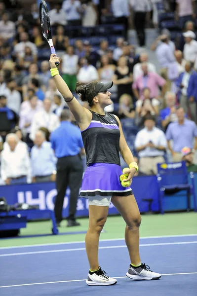 New York - 4 Eylül 2019: Kanada'dan profesyonel tenisçi Bianca Andreescu, New York'taki Billie Jean King Ulusal Tenis Merkezi'nde oynanan 2019 ABD Açık çeyrek final maçının ardından zaferini kutladı