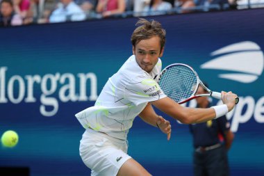 New York - 3 Eylül 2019: Profesyonel tenisçi Daniil Medvedev, New York'taki Billie Jean King Ulusal Tenis Merkezi'nde oynanan 2019 ABD Açık çeyrek final maçında Rusya'dan