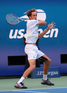 New York - 3 Eylül 2019: Profesyonel tenisçi Daniil Medvedev, New York'taki Billie Jean King Ulusal Tenis Merkezi'nde oynanan 2019 ABD Açık çeyrek final maçında Rusya'dan