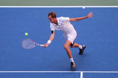 New York - 3 Eylül 2019: Profesyonel tenisçi Daniil Medvedev, New York'taki Billie Jean King Ulusal Tenis Merkezi'nde oynanan 2019 ABD Açık çeyrek final maçında Rusya'dan