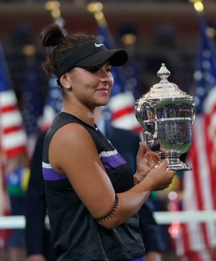 New York - 7 Eylül 2019: 2019 ABD Açık şampiyonu Kanadalı Bianca Andreescu, New York'taki Billie Jean King Ulusal Tenis Merkezi'nde Serena Williams'a karşı kazandığı zaferin ardından kupa sunumu sırasında