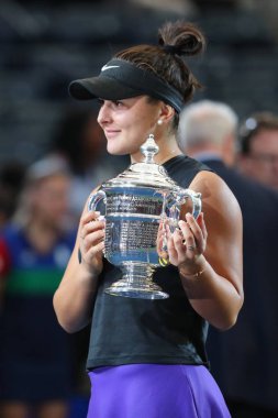 New York - 7 Eylül 2019: 2019 ABD Açık şampiyonu Kanadalı Bianca Andreescu, New York'taki Billie Jean King Ulusal Tenis Merkezi'nde Serena Williams'a karşı kazandığı zaferin ardından kupa sunumu sırasında