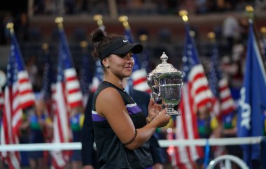 New York - 7 Eylül 2019: 2019 ABD Açık şampiyonu Kanadalı Bianca Andreescu, New York'taki Billie Jean King Ulusal Tenis Merkezi'nde Serena Williams'a karşı kazandığı zaferin ardından kupa sunumu sırasında