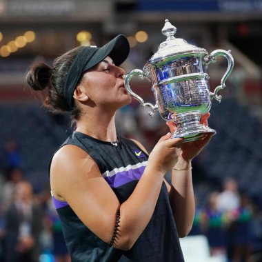 New York - 7 Eylül 2019: 2019 ABD Açık şampiyonu Kanadalı Bianca Andreescu, New York'taki Billie Jean King Ulusal Tenis Merkezi'nde Serena Williams'a karşı kazandığı zaferin ardından kupa sunumu sırasında