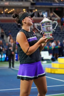 New York - 7 Eylül 2019: 2019 ABD Açık şampiyonu Kanadalı Bianca Andreescu, New York'taki Billie Jean King Ulusal Tenis Merkezi'nde Serena Williams'a karşı kazandığı zaferin ardından kupa sunumu sırasında